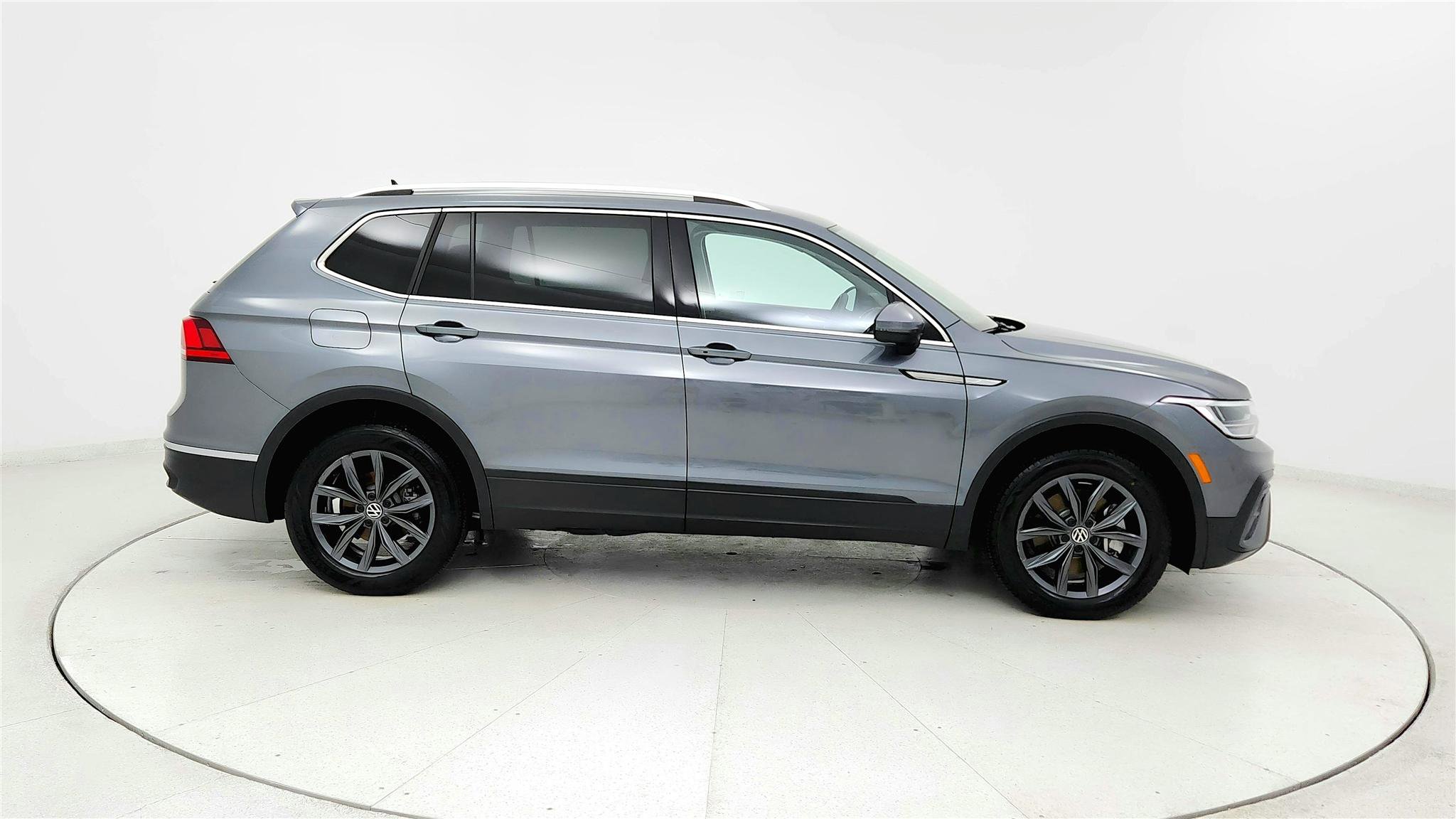Used 2024 Volkswagen Tiguan SE image 6