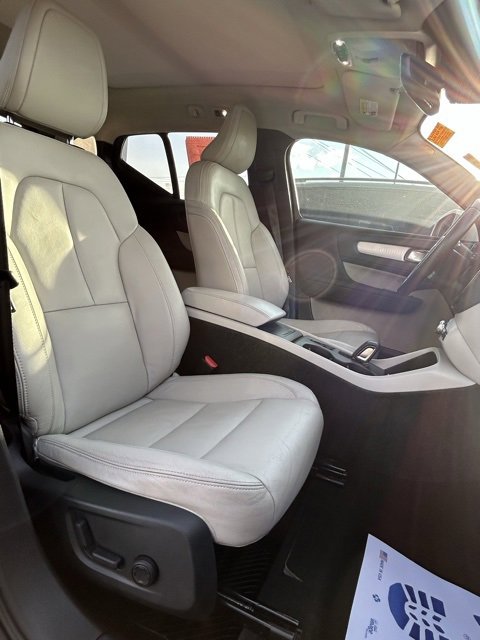 Used 2019 Volvo XC40 T5 Momentum image 7