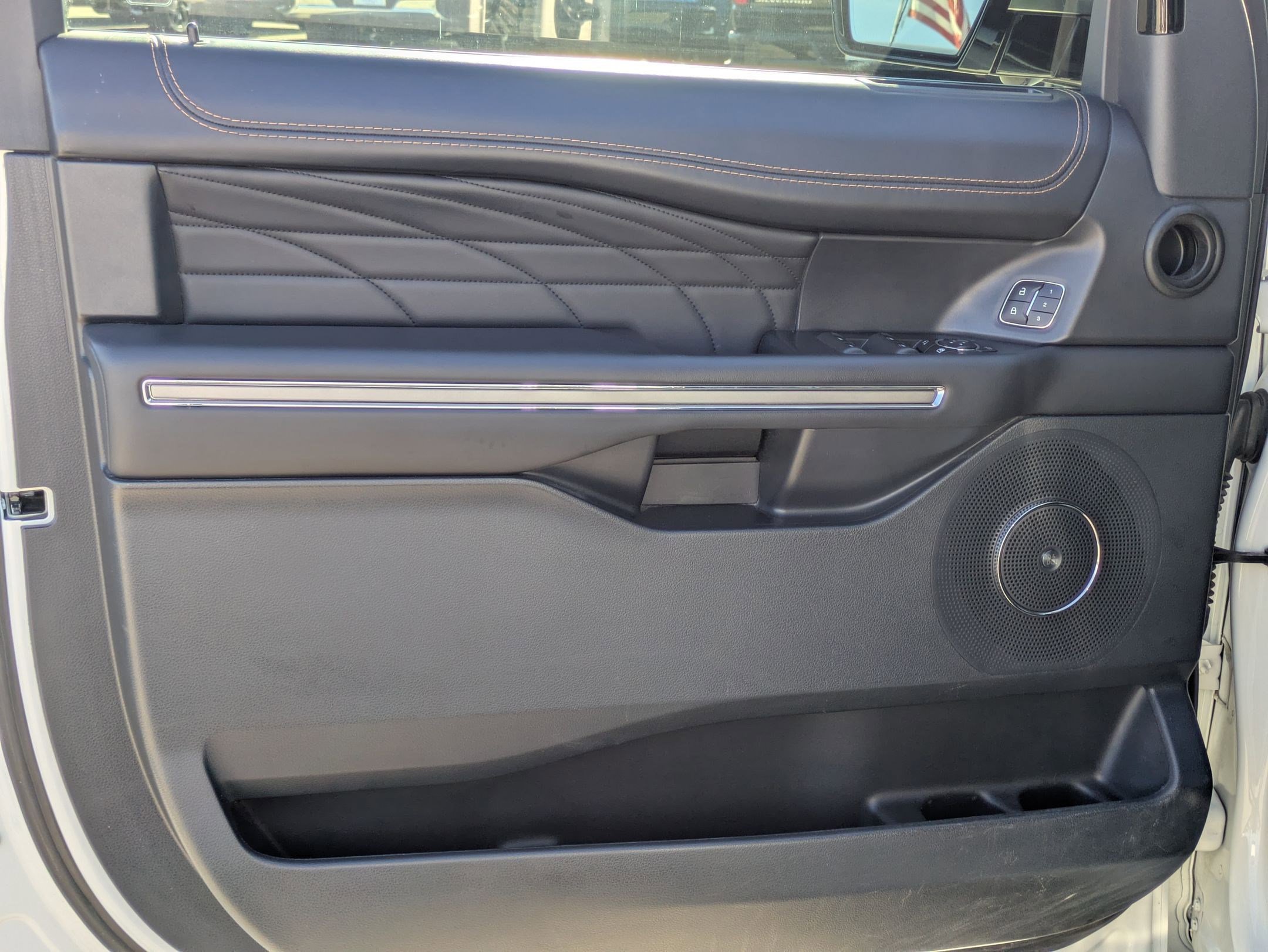 Used 2022 Ford Expedition Platinum image 11