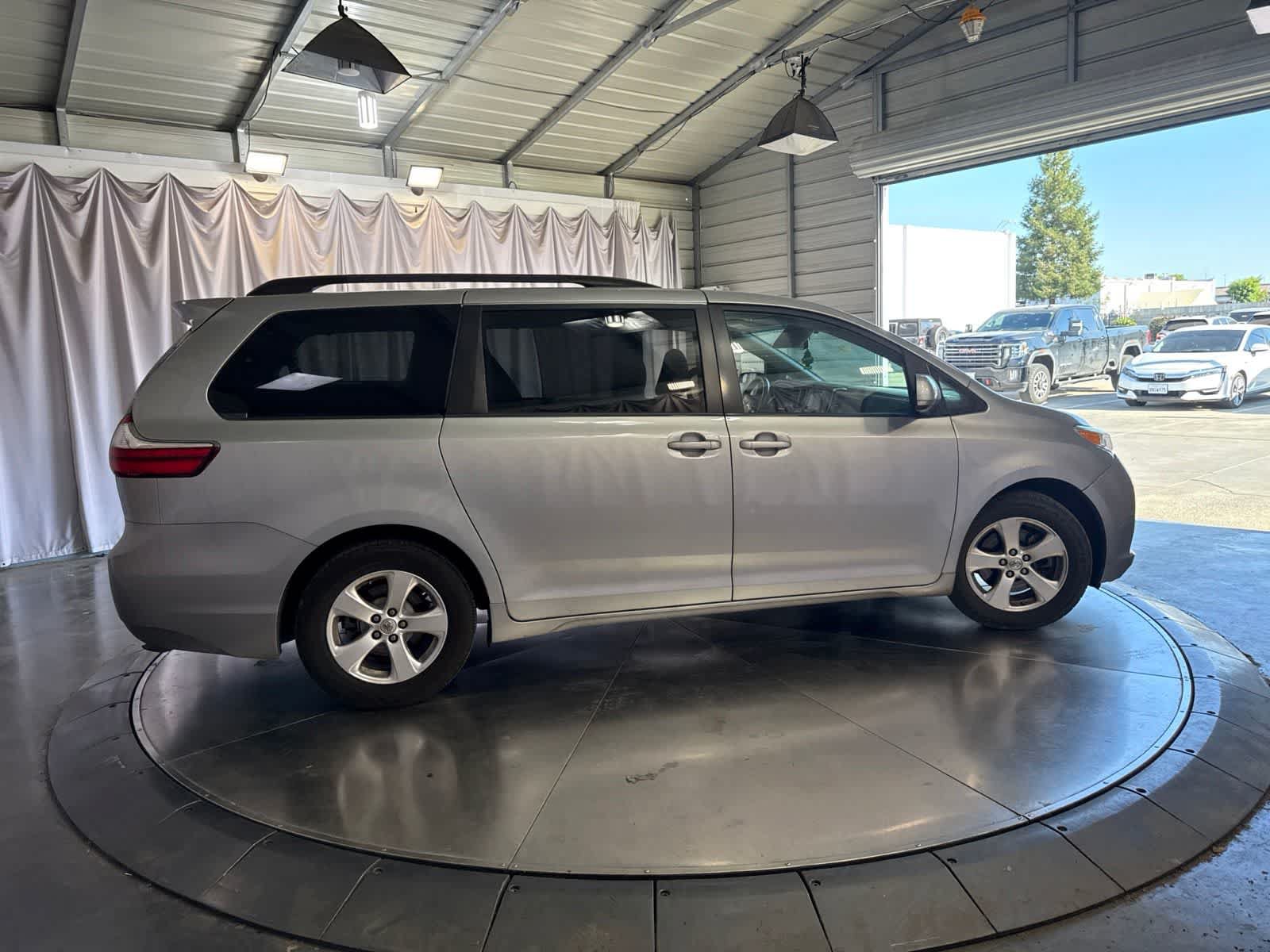 Used 2016 Toyota Sienna LE FWD image 4