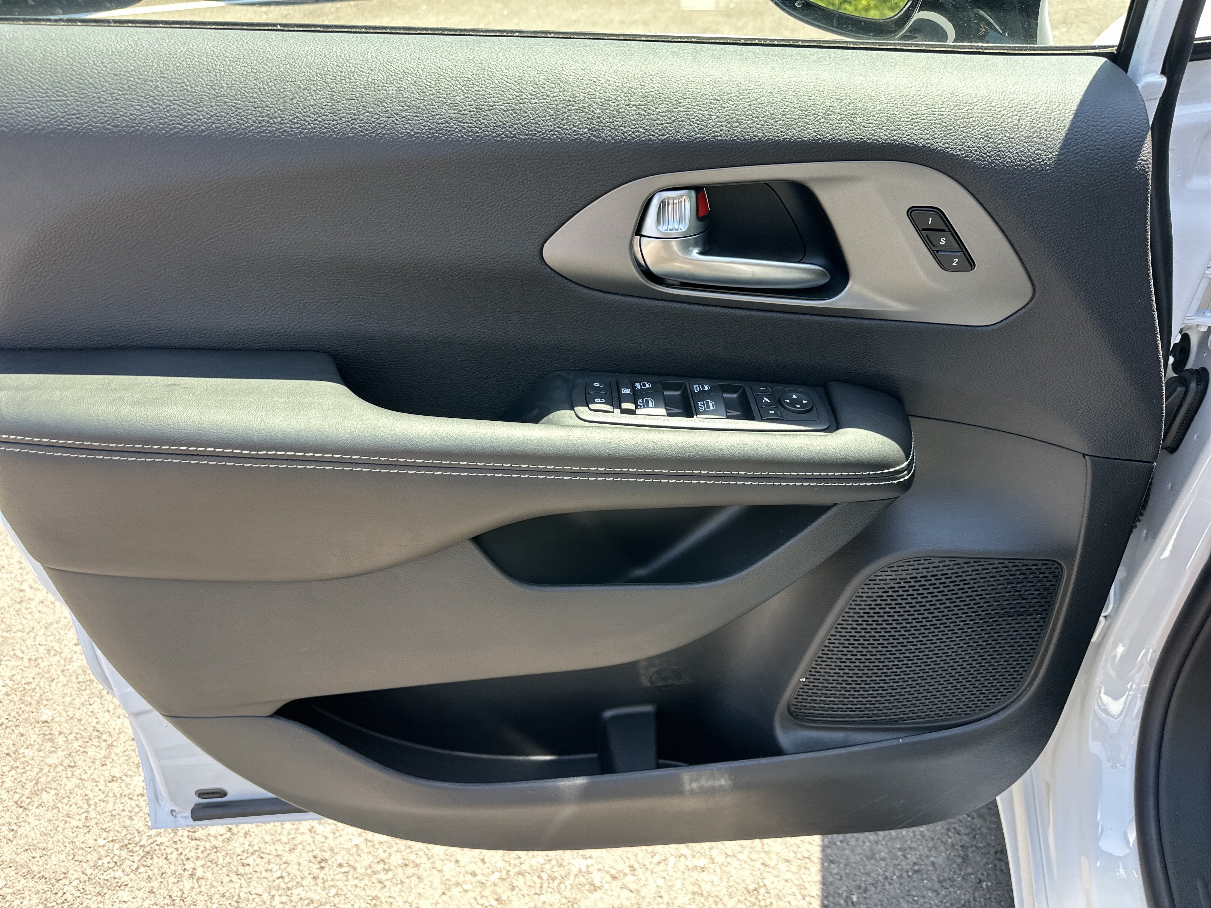 New 2027 Chrysler Pacifica Limited FWD image 28