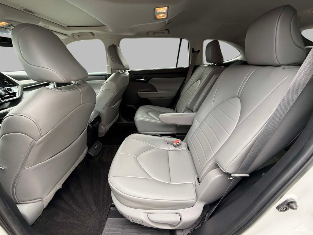 Used 2023 Toyota Highlander XLE AWD/4WD image 19