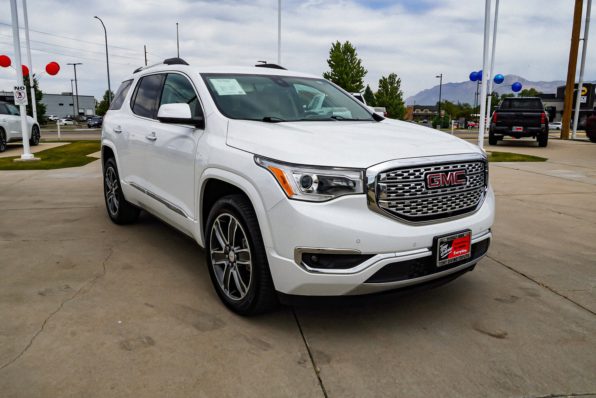 Used 2018 GMC Acadia Denali w/ Technology Package FWD video 2