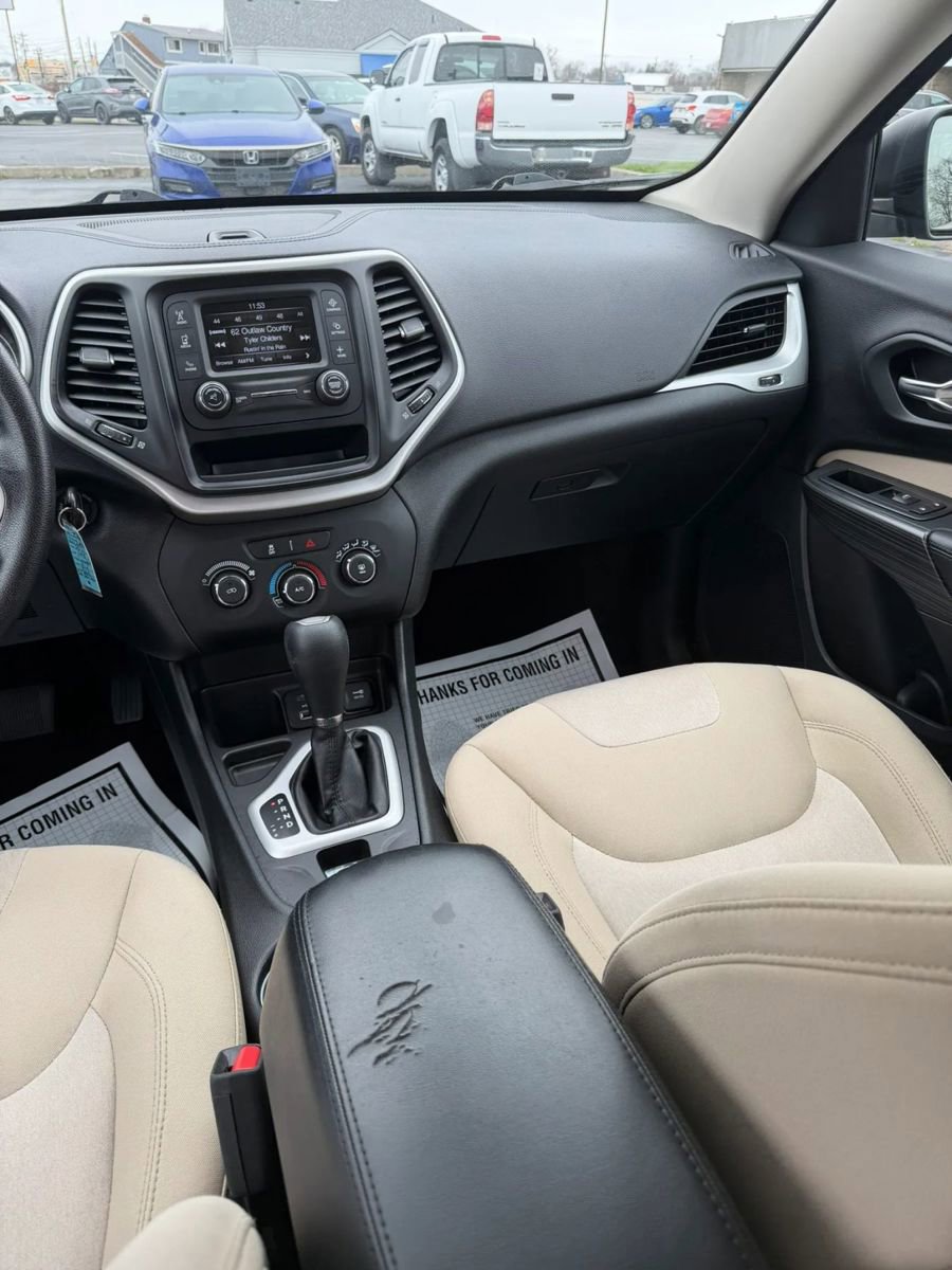 Used 2016 Jeep Cherokee Sport image 16