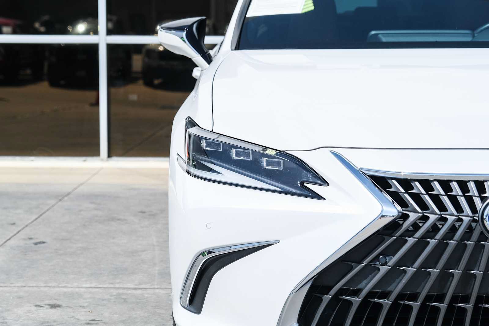 Used 2022 Lexus ES 300h Ultra Luxury w/ Accessory Package 2 FWD image 3