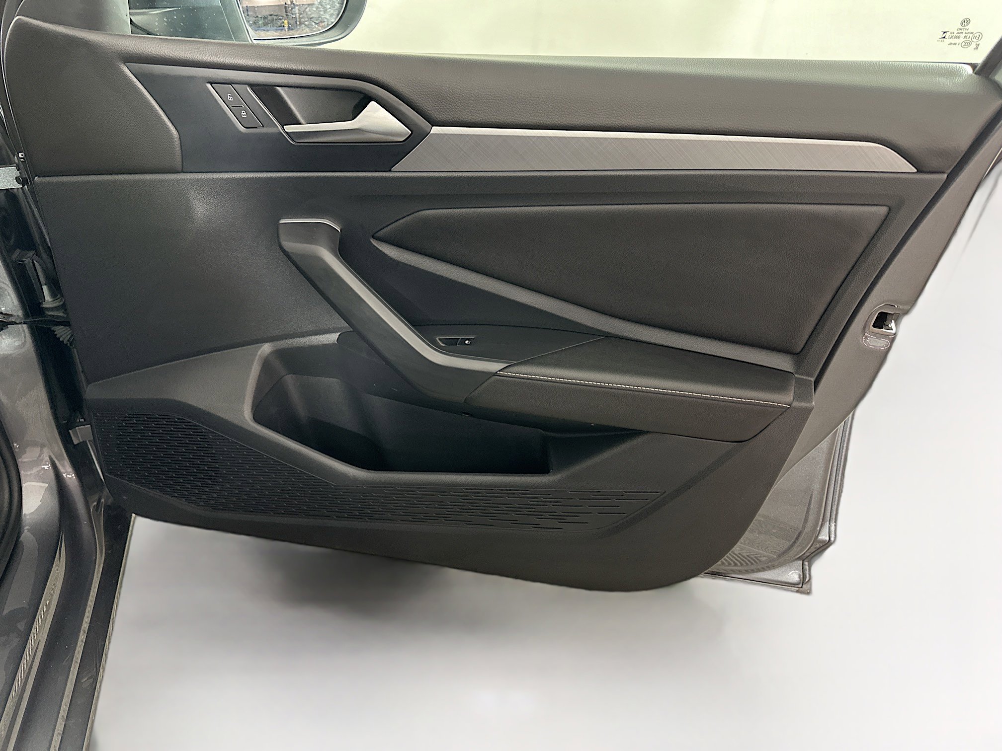 Used 2024 Volkswagen Jetta SE image 30