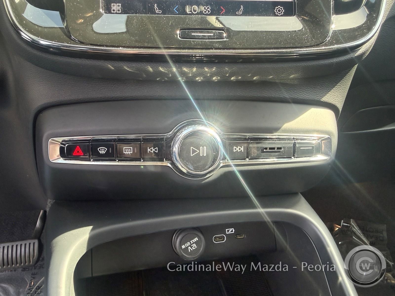 Used 2025 Volvo XC40 B5 Plus image 23
