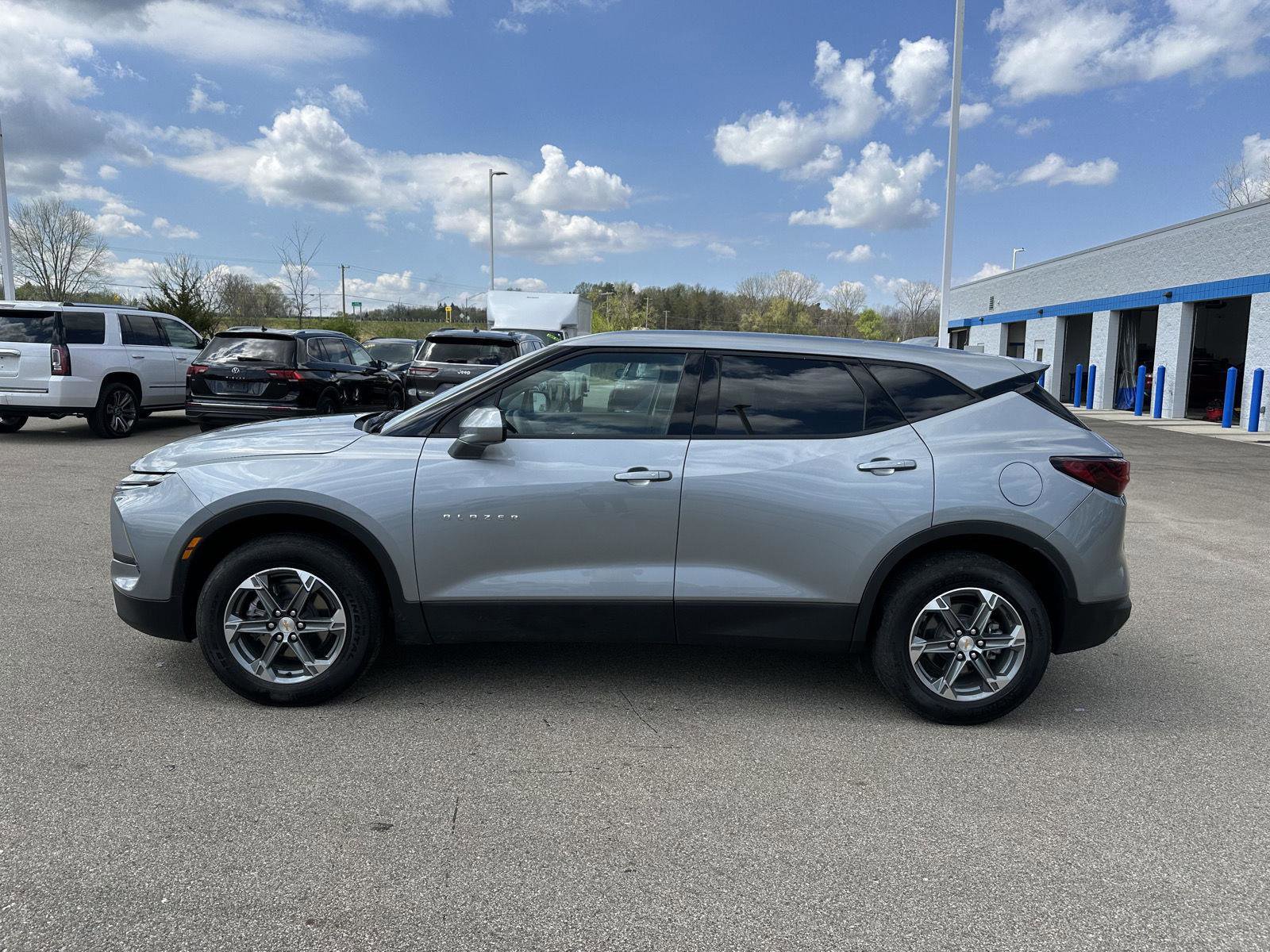 Used 2025 Chevrolet Blazer LT AWD/4WD image 2