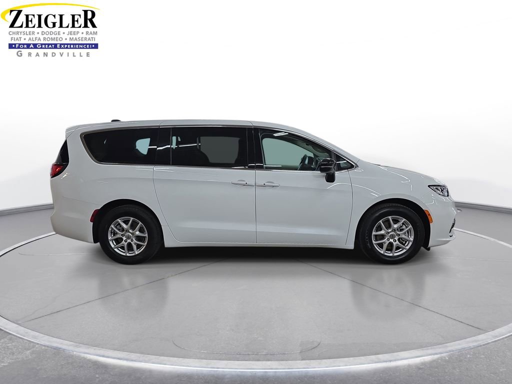 Certified 2024 Chrysler Pacifica Touring-L FWD image 4