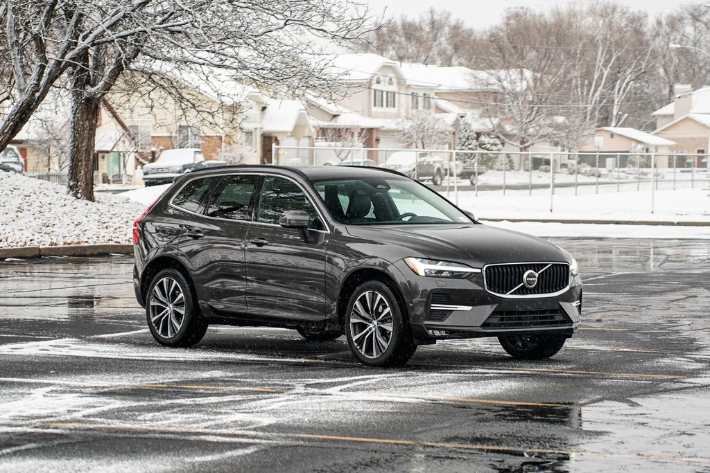 Used 2022 Volvo XC60 B5 Momentum w/ Advanced Package image 3