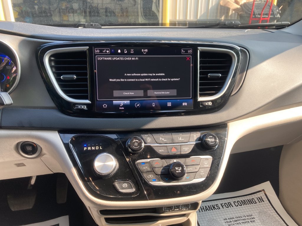 Used 2023 Chrysler Pacifica Touring-L FWD image 23