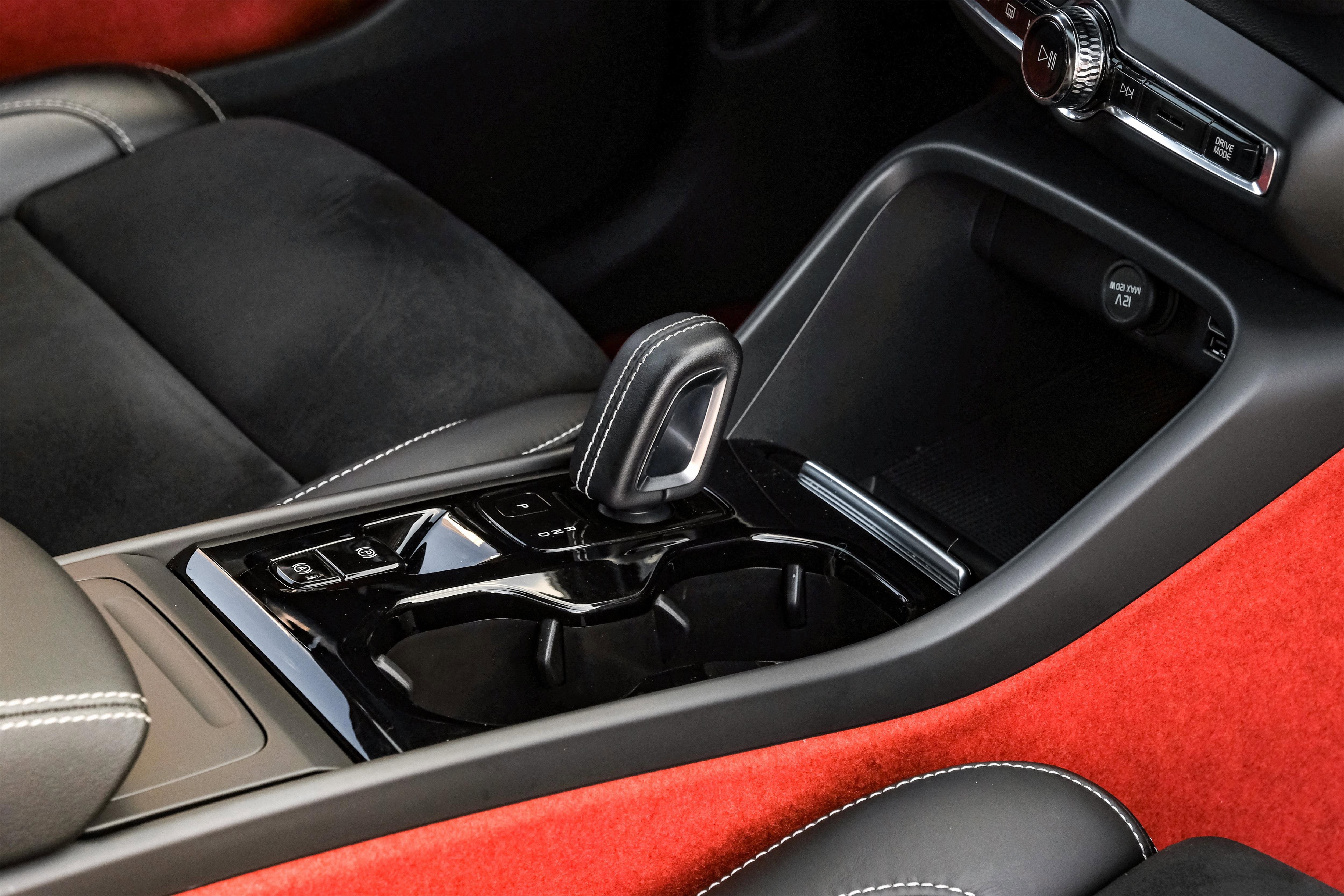 Used 2021 Volvo XC40 T4 R-Design image 23