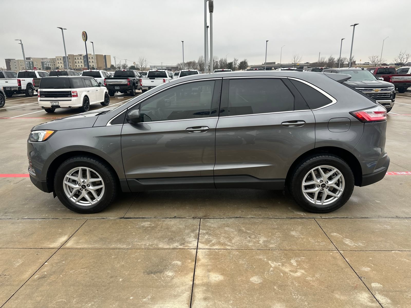 Used 2024 Ford Edge SEL w/ Convenience Package image 2