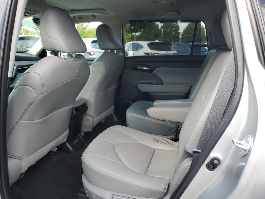 Used 2023 Toyota Highlander XLE FWD image 14