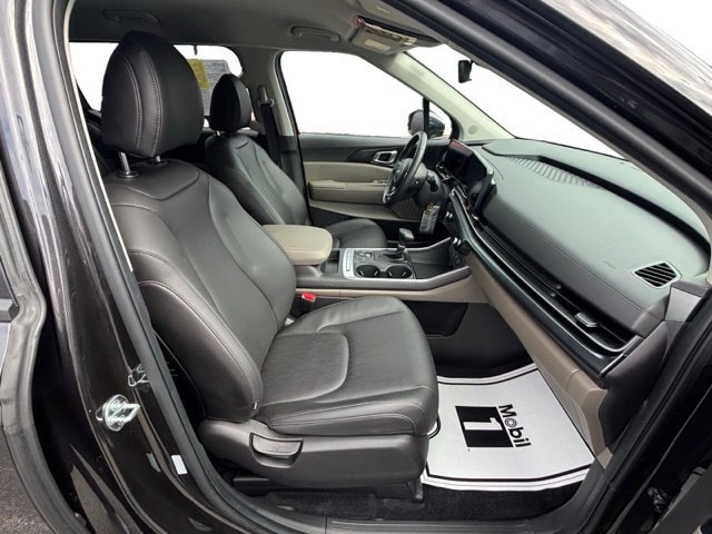 Certified 2025 Kia Carnival FWD image 11