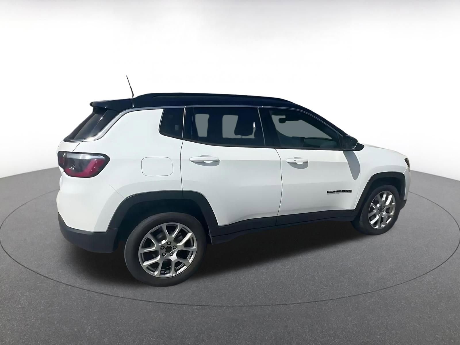 Used 2025 Jeep Compass Limited image 15