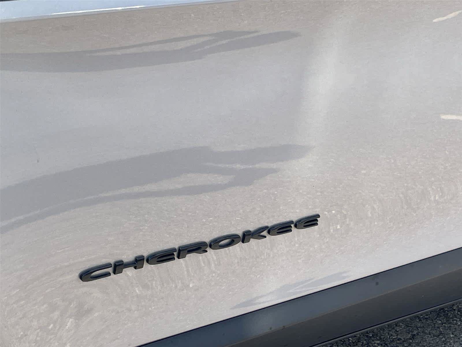 Used 2018 Jeep Cherokee Latitude w/ Altitude Package AWD/4WD image 11