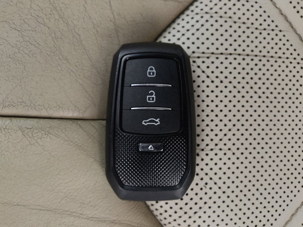 Used 2018 Toyota Camry XLE FWD image 32