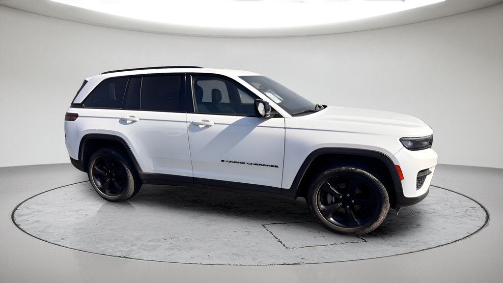 Used 2023 Jeep Grand Cherokee Altitude AWD/4WD image 2