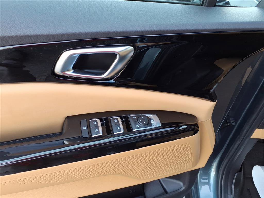 Used 2022 Kia Carnival EX image 12