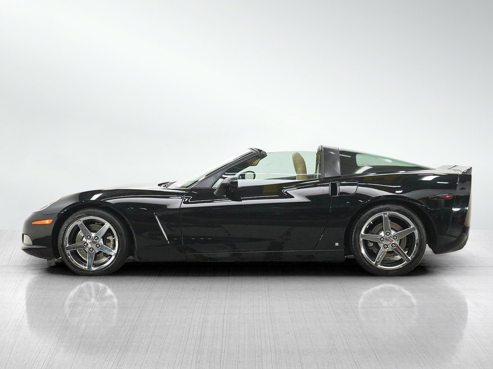 Used 2007 Chevrolet Corvette Coupe w/ Preferred Equipment Group RWD image 2