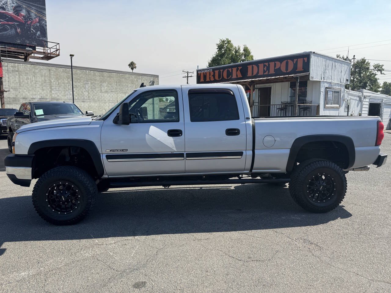 Used 2007 Chevrolet Silverado 2500 LT w/ Onstar Plus Package AWD/4WD image 4