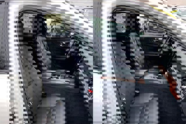 Used 2025 Volvo V60 B5 Cross Country Plus image 6