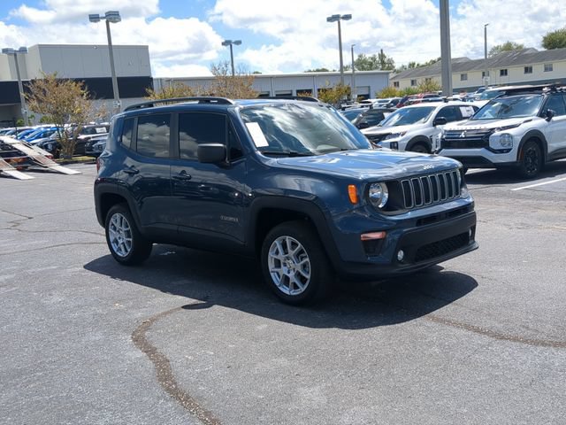Used 2022 Jeep Renegade Latitude w/ Convenience Group AWD/4WD image 4