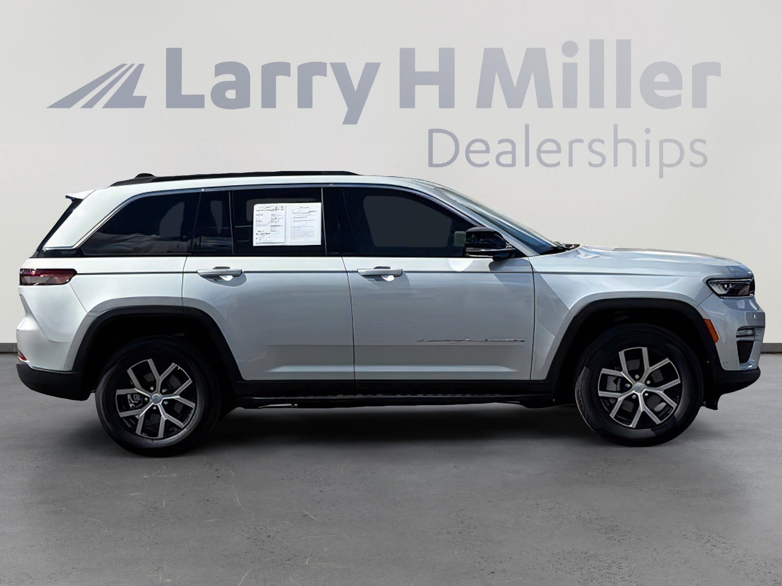 Used 2025 Jeep Grand Cherokee Limited w/ Luxury Tech Group II RWD image 7