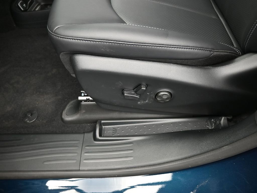 Used 2025 Chrysler Pacifica Select image 15