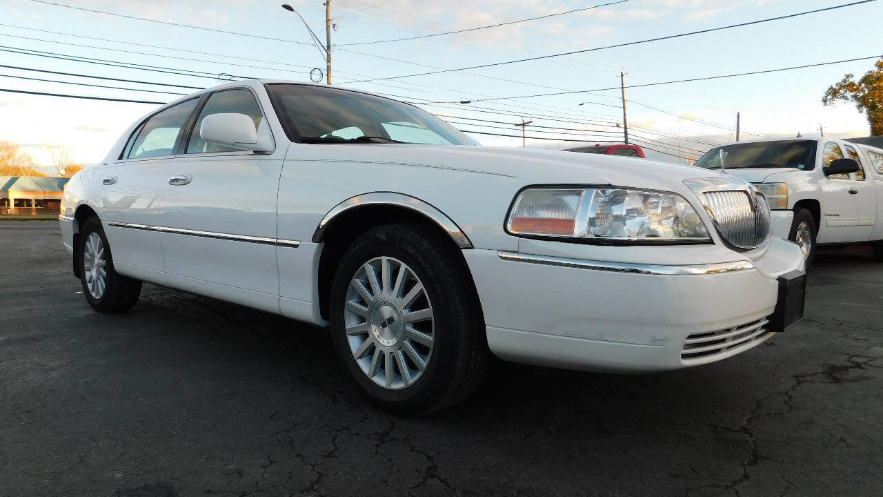 Used 2004 Lincoln Town Car Signature image 1
