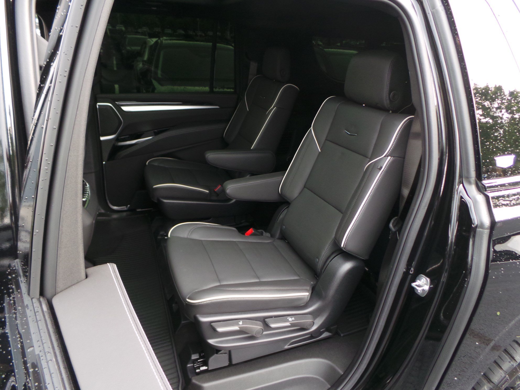 Used 2025 Cadillac Escalade ESV Sport AWD/4WD image 10
