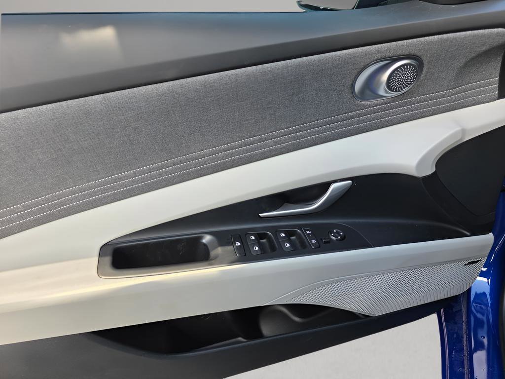 Certified 2025 Hyundai Elantra Limited image 17