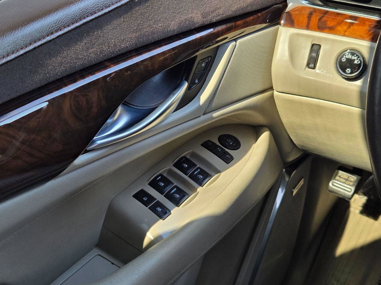 Used 2015 Cadillac Escalade Luxury RWD image 29