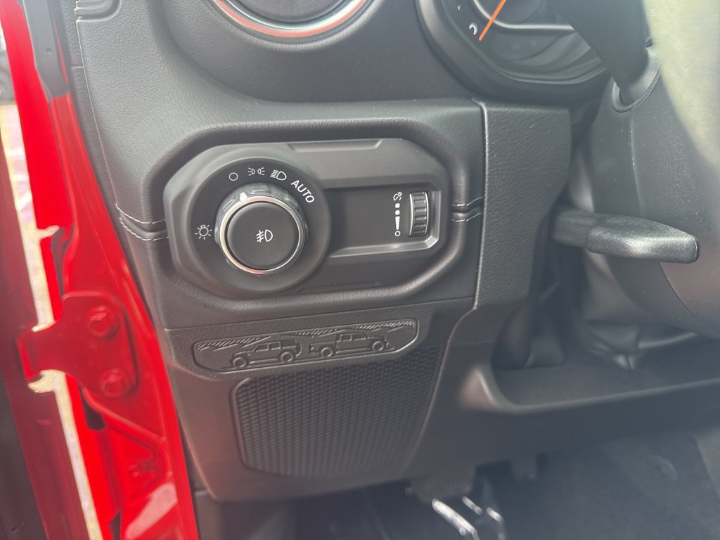 Used 2025 Jeep Wrangler Unlimited Sahara AWD/4WD image 19