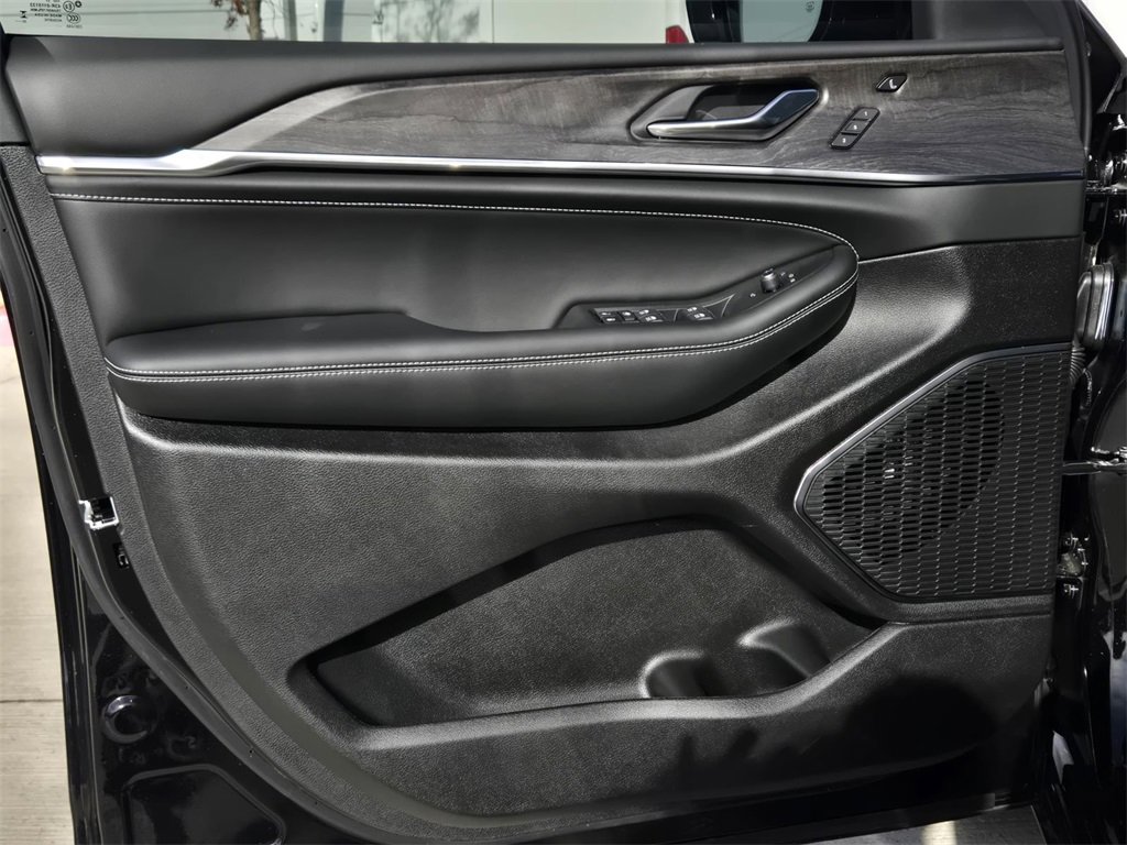 New 2025 Jeep Grand Cherokee Overland w/ Luxury Tech Group IV image 16