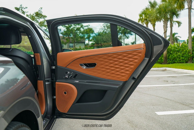 Used 2022 Bentley Flying Spur Plug-In Hybrid image 59