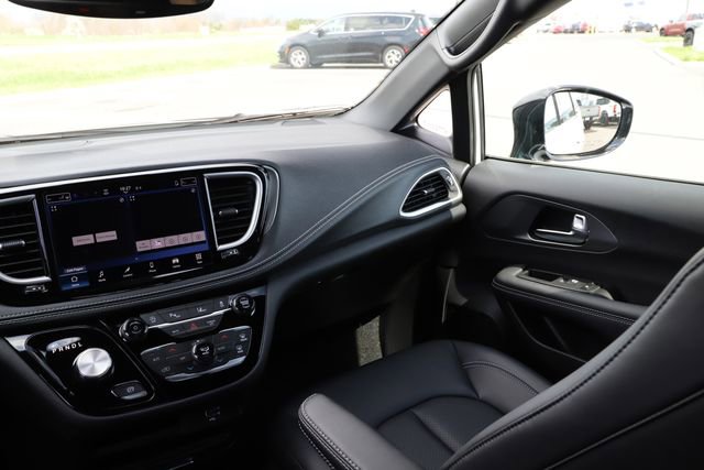 Used 2026 Chrysler Pacifica Select FWD image 29
