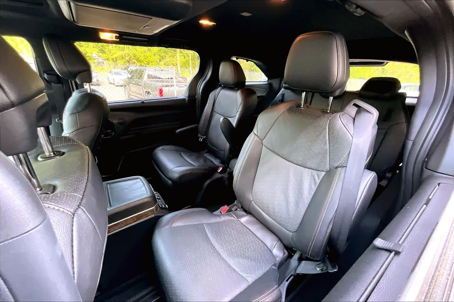 Used 2025 Toyota Sienna Platinum FWD image 21