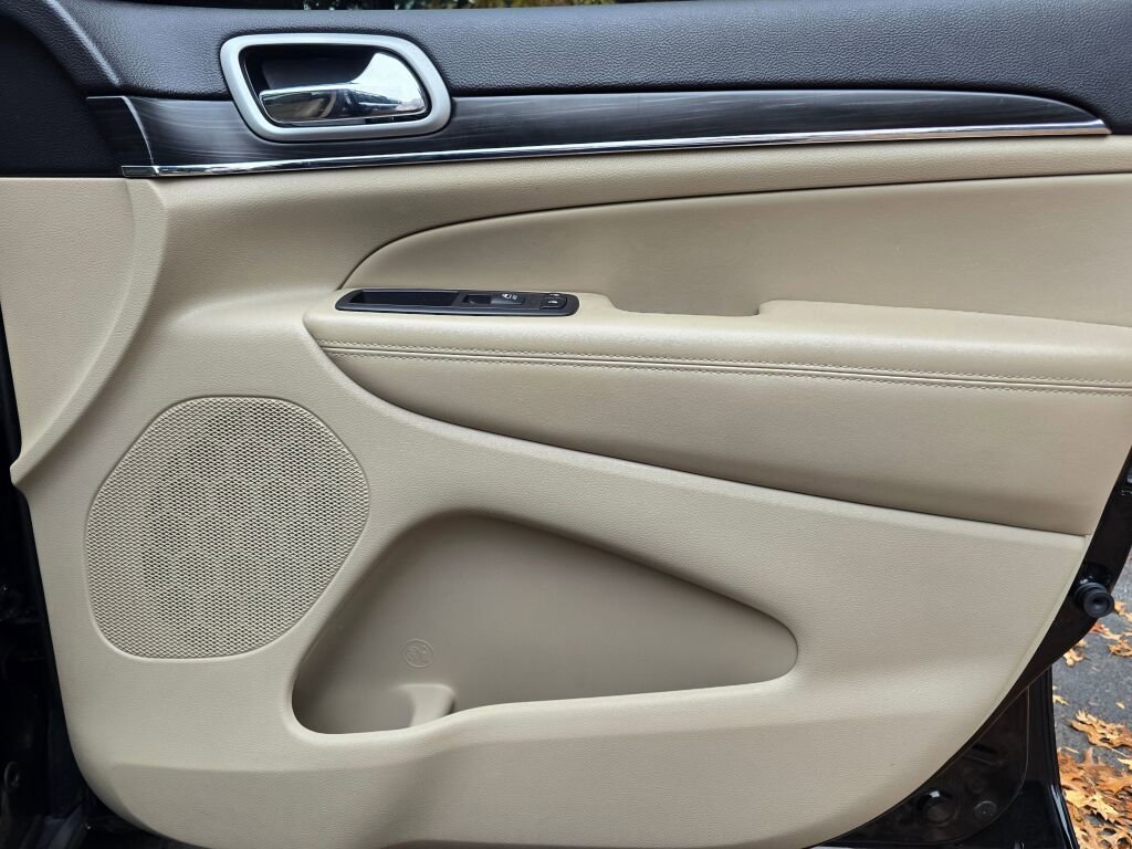 Used 2020 Jeep Grand Cherokee Limited w/ Luxury Group II image 18