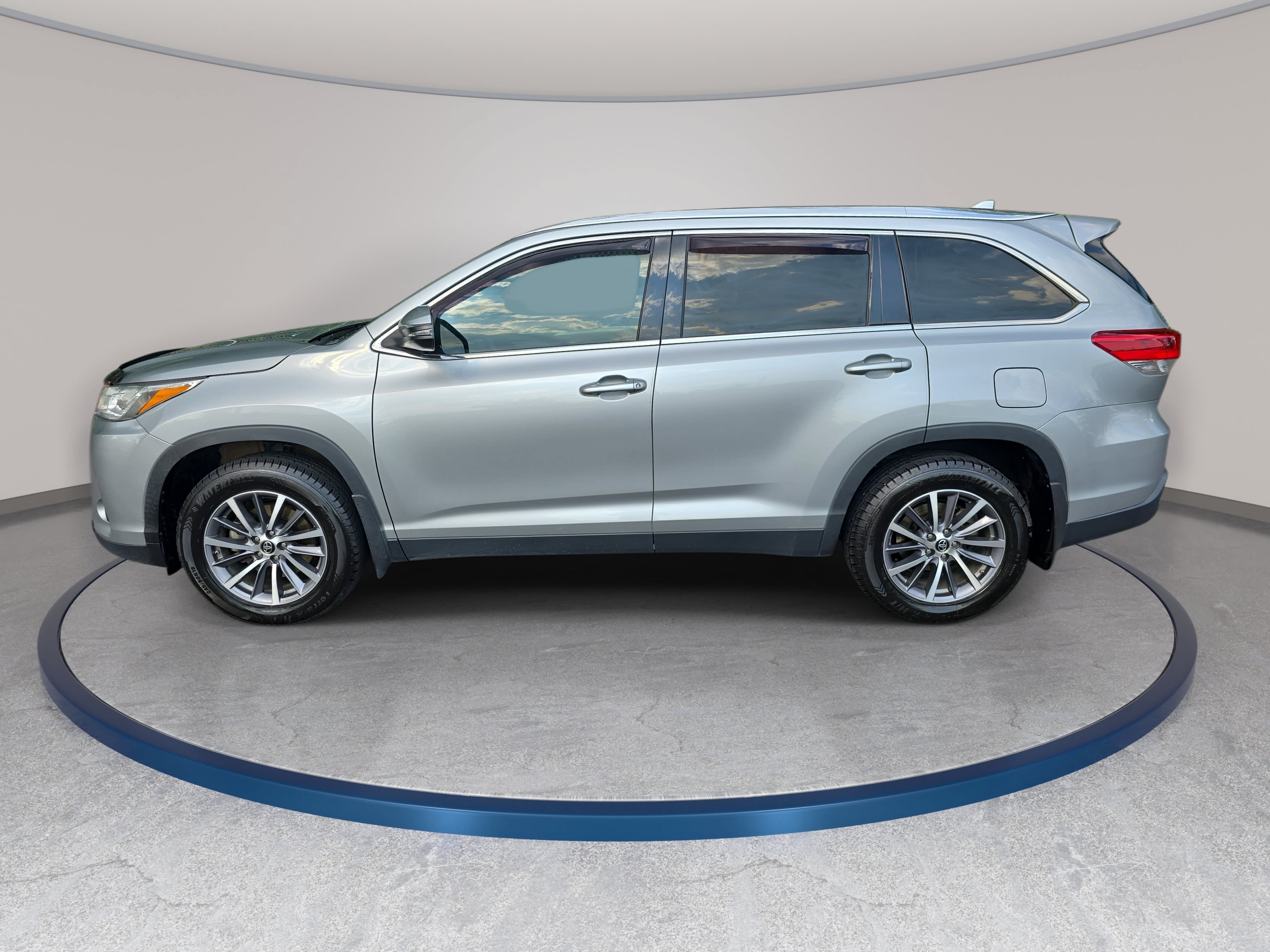 Used 2019 Toyota Highlander XLE AWD/4WD image 8