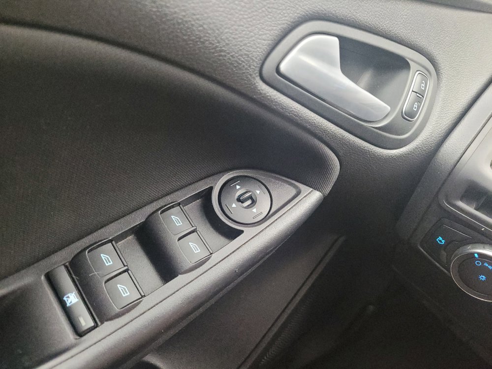 Used 2018 Ford Focus SE w/ Cold Weather Package FWD image 27