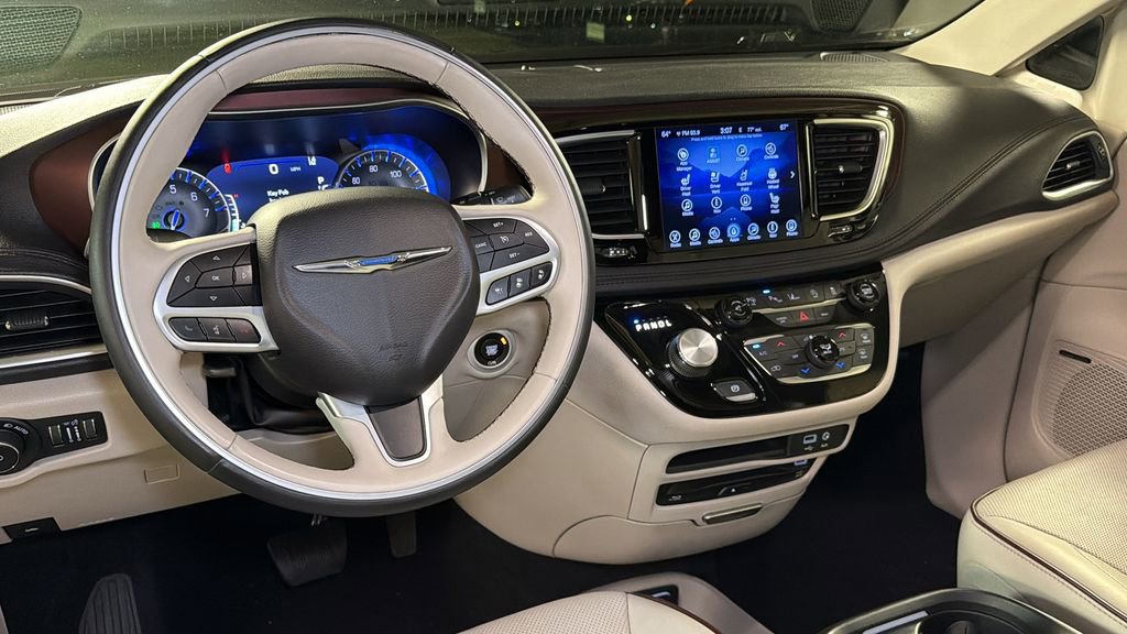 Used 2017 Chrysler Pacifica Limited FWD image 19