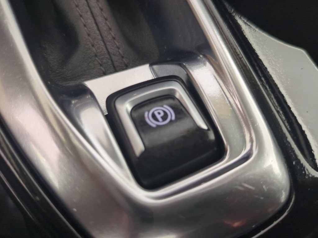 Used 2025 Chevrolet Trax LT FWD image 32