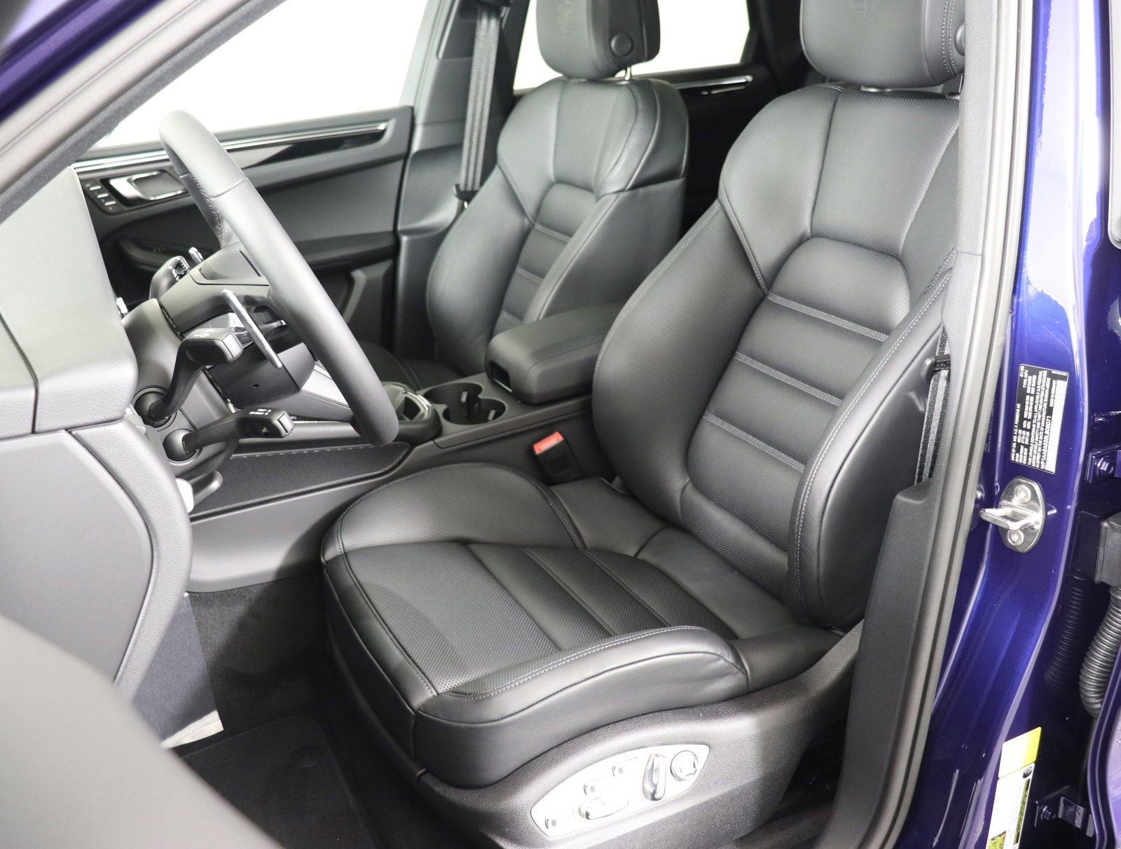 Certified 2025 Porsche Macan image 5