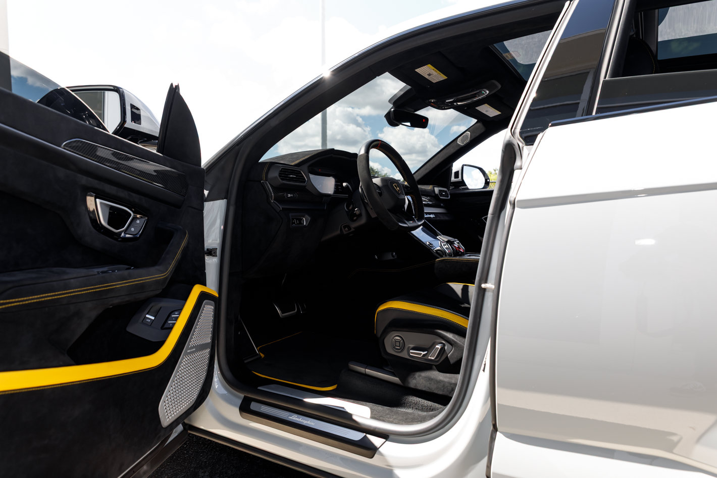 Used 2024 Lamborghini Urus Performante AWD/4WD image 28