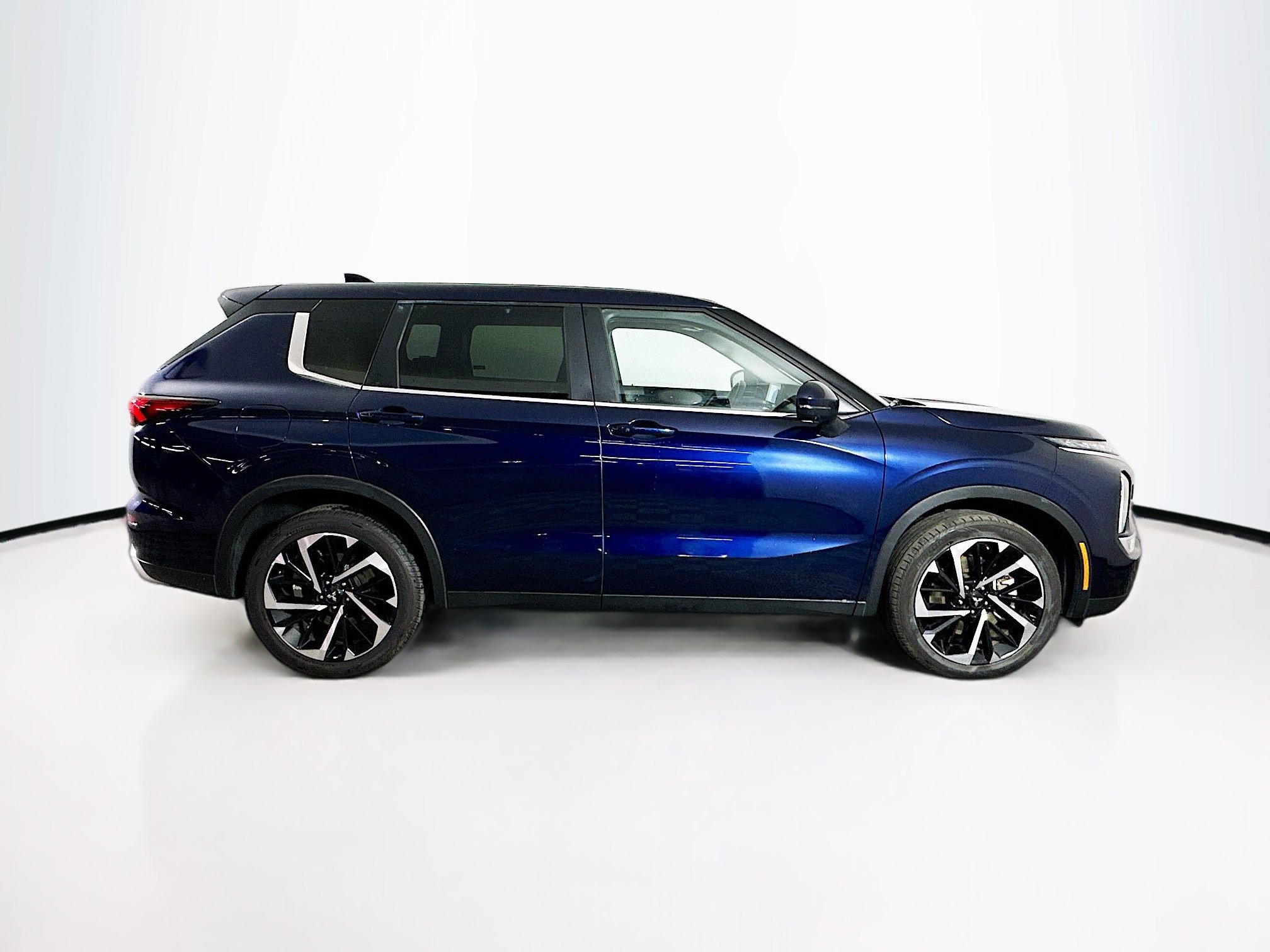 Used 2024 Mitsubishi Outlander SE image 10