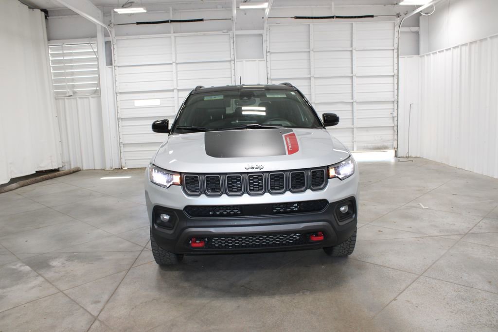 Used 2025 Jeep Compass Trailhawk AWD/4WD image 3