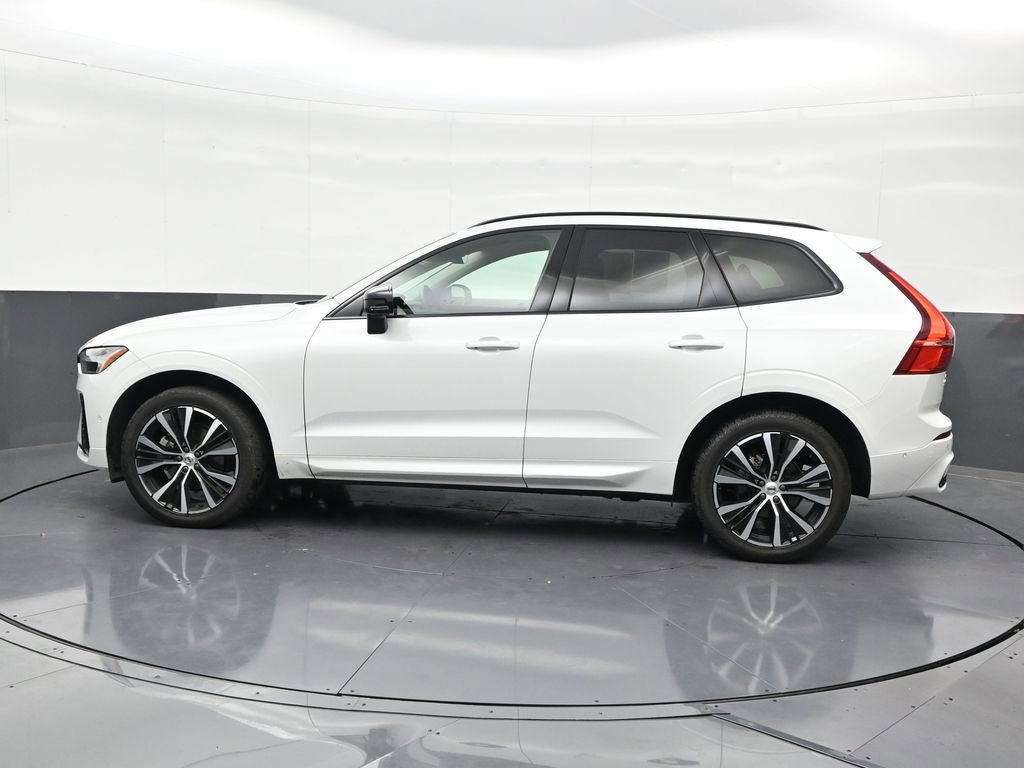 Used 2023 Volvo XC60 B5 Plus FWD image 2
