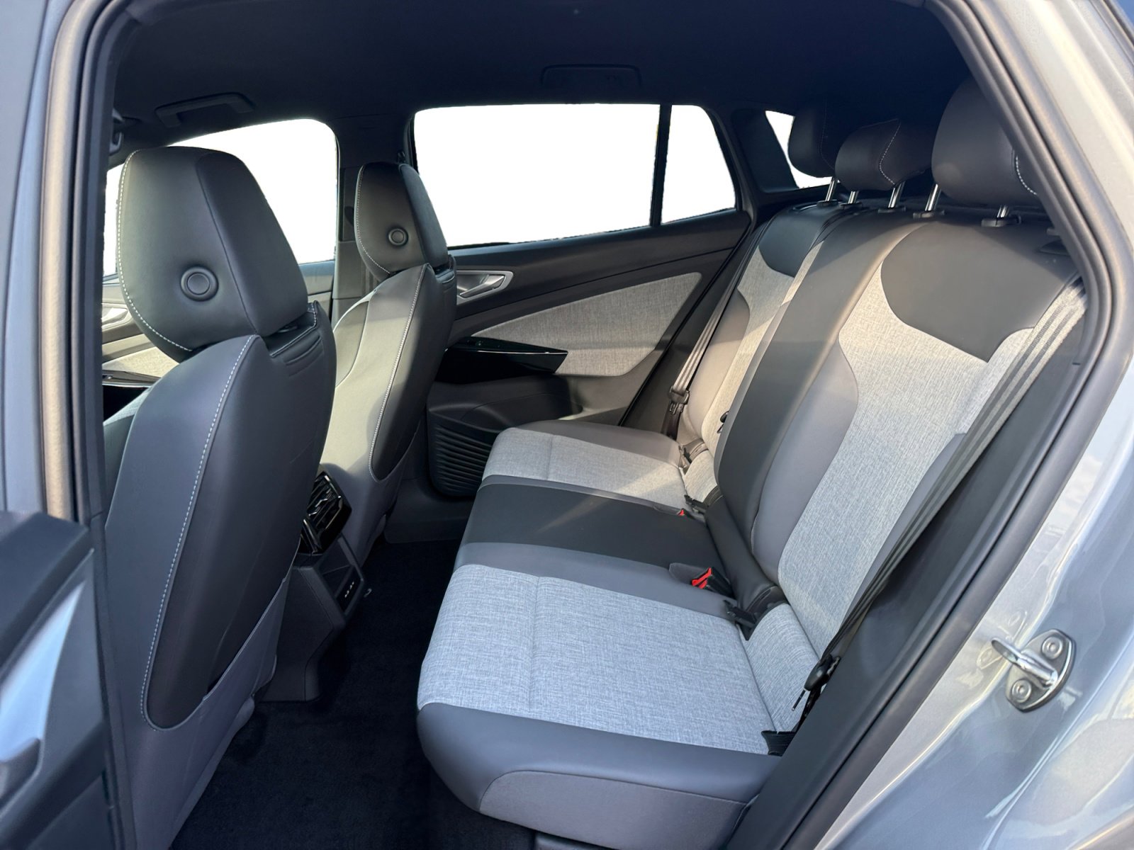 New 2025 Volkswagen ID.4 Pro RWD image 16